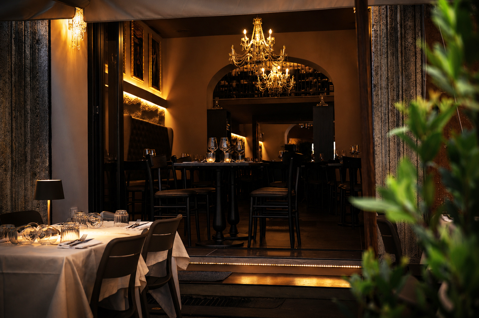 Sala interna con lampadari e cantina vini